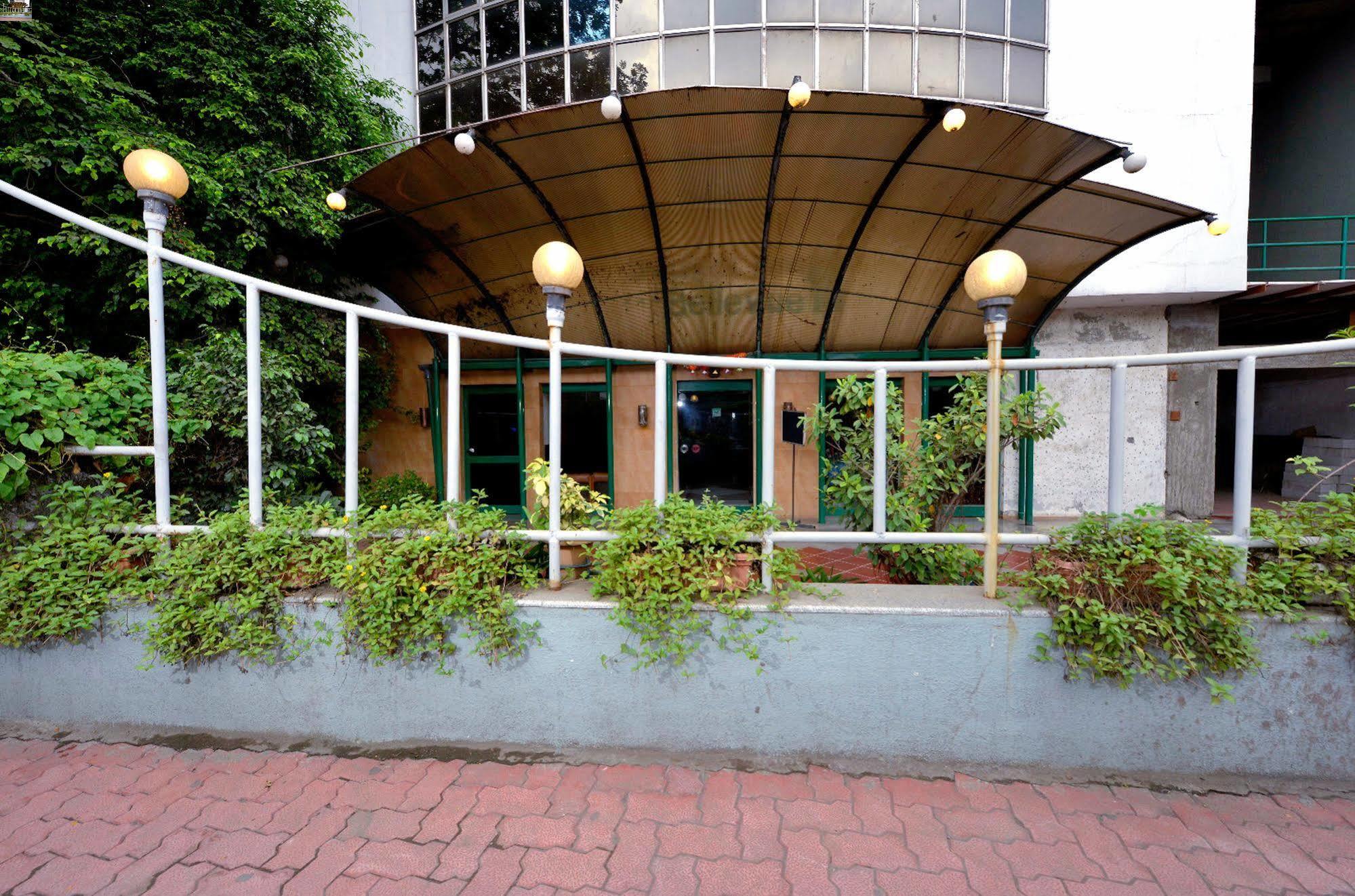 Budget Inn Bellevue Surat Bagian luar foto